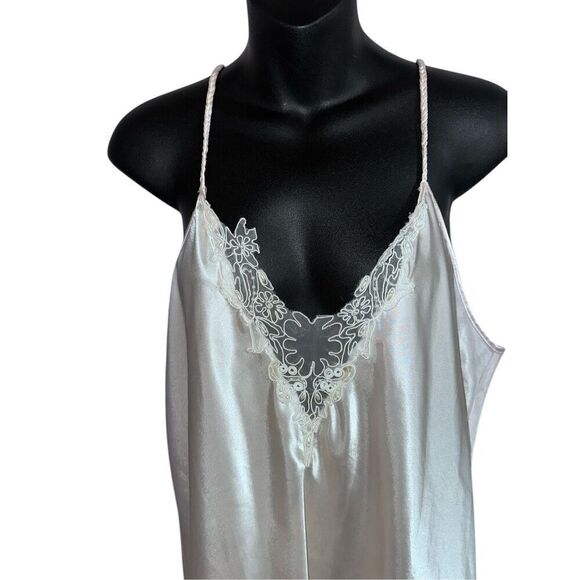 Beautiful women Vintage Intimo Amore Vintage CREAM/WHITE Satin Negligee Floral P - Picture 2 of 12